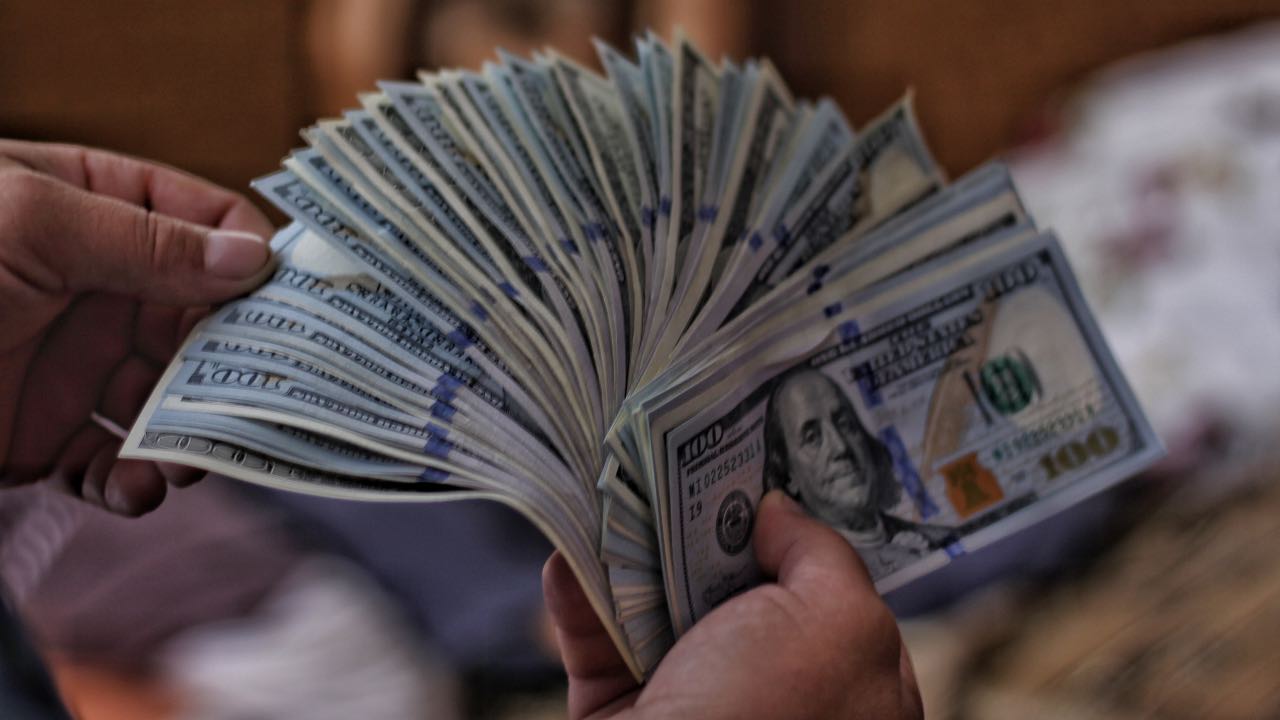 Estudio revela cuánto DINERO se necesita para ser FELIZ
