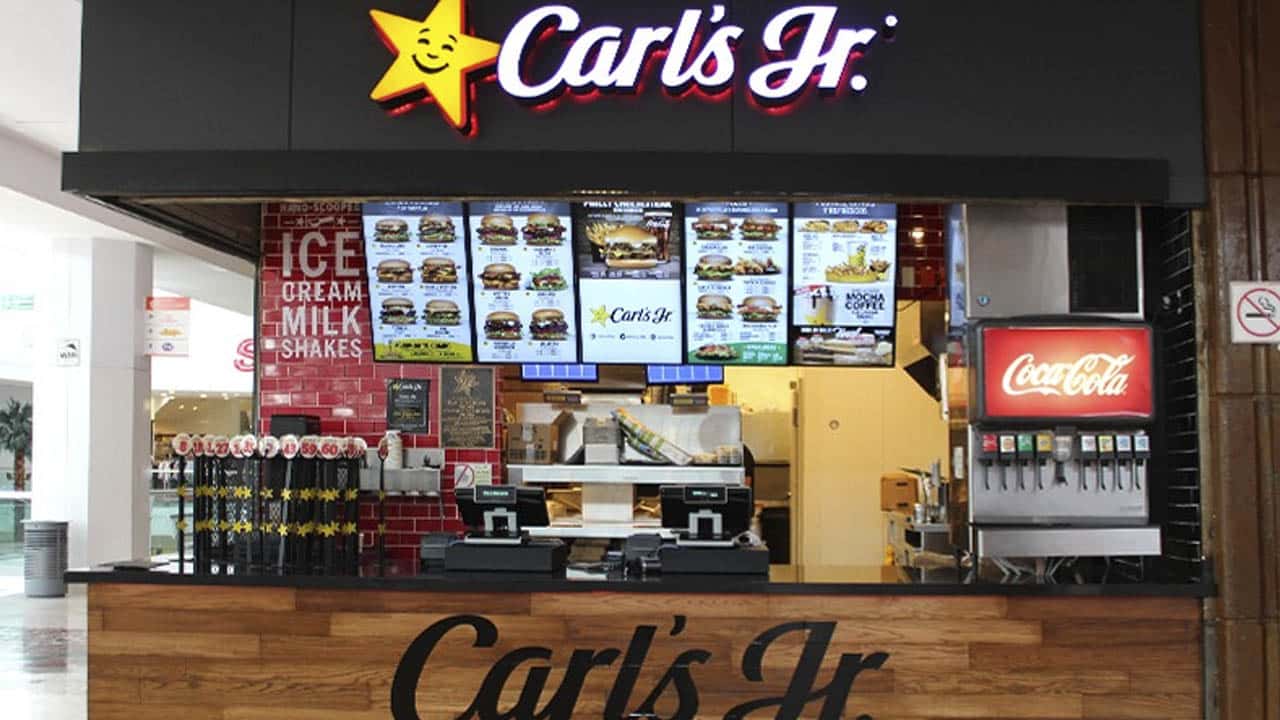 Empleados de Carl's Jr. ganan más que recién egresados en México
